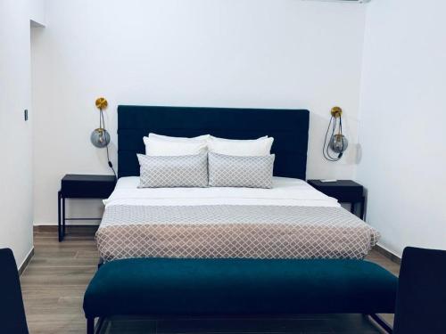 ein Schlafzimmer mit einem großen Bett mit blauem Kopfteil in der Unterkunft Appartement 2 chambres- salon- Cuisine Résidence Aramys Ngaparou in Ngaparou