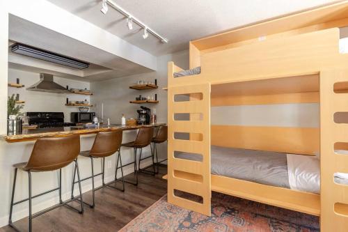 Habitación con litera y bar en Super-Efficient Studio with Full Kitchen Balcony & Smart Sleeping Options, en Kirkwood
