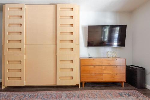Μια τηλεόραση ή/και κέντρο ψυχαγωγίας στο Modern Kirkwood One Bedroom with Deck