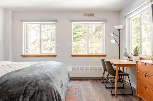 Ένα ή περισσότερα κρεβάτια σε δωμάτιο στο Modern Kirkwood One Bedroom with Deck
