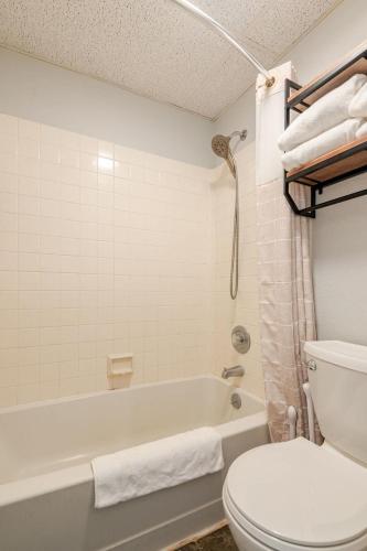 Ένα μπάνιο στο Modern Kirkwood One Bedroom with Deck