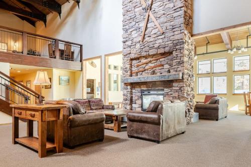 Χώρος καθιστικού στο Modern Kirkwood One Bedroom with Deck
