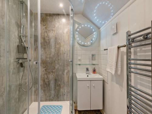 Koupelna v ubytování 2 Bed in Clun 83166