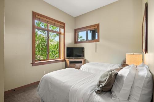 Katil atau katil-katil dalam bilik di The Starlight Suite Snowmass Base Village
