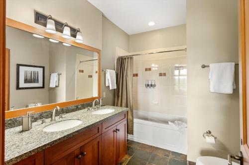 Bilik mandi di The Starlight Suite Snowmass Base Village