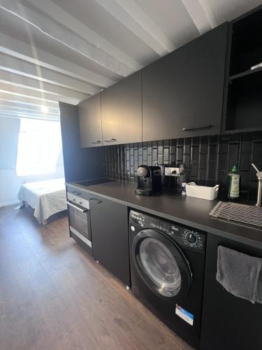 Cozy Studio by the Moulin Rouge