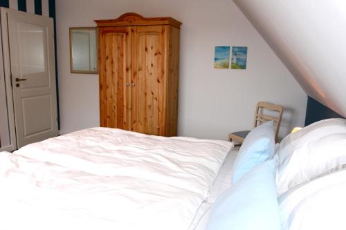 Postel nebo postele na pokoji v ubytování Ferienwohnung Ebbe und Flut Galmsbüll