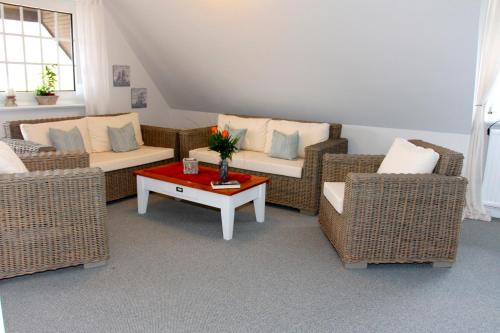 Posezení v ubytování Ferienwohnung Ebbe und Flut Galmsbüll