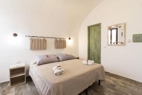 a bedroom with a bed with two towels on it at Beb Diavolo Furbetto in Orco Feglino