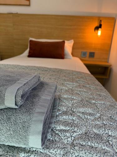a bed in a hotel room with a bed sidx sidx sidx at Camelia - 3 Bedroom Maisonnette with terrace and Seaviews - Bugibba in St Paul's Bay