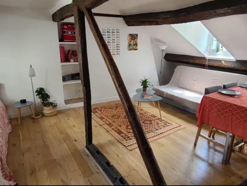 - une chambre avec un lit et une table dans l'établissement Charmant studio Montparnasse, à Paris