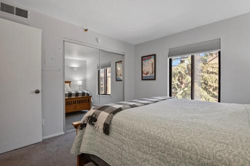 Ένα ή περισσότερα κρεβάτια σε δωμάτιο στο Powder Pointe Condos by Park City Vacations