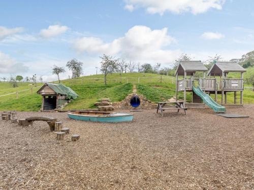 Clifton upon Temeにある2 Bed in Worcester CC065の滑り台と遊具のある遊び場