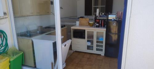 een kleine keuken met een spoelbak en een koelkast bij Casa al mare in centro a 100 metri dalla spiaggia con terrazza in Torre Santa Sabina