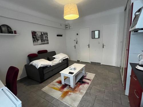 un salon avec un canapé et une table dans l'établissement Studio 2 personnes dans le célèbre quartier des chartreux, à Marseille