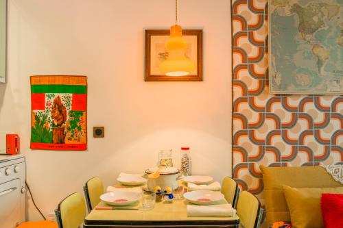 une salle à manger avec une table et des chaises dans l'établissement Les Seventies - Confort Vintage proche gare, à Chambéry