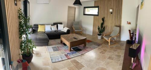 Photo de la galerie de l'établissement Magnifique villa avec piscine, à Saint-Genès-Champanelle