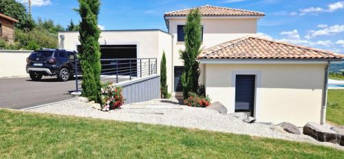 Photo de la galerie de l'établissement Magnifique villa avec piscine, à Saint-Genès-Champanelle