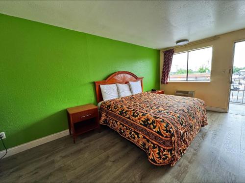 Cloverleaf Motel by Belvilla Richmond near Turnpikeにあるベッド