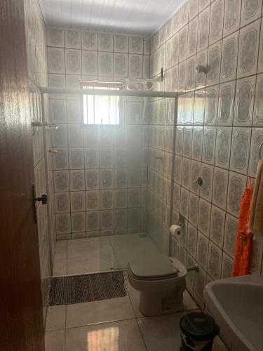 a bathroom with a toilet and a sink at PENSÃO da DONA FATIMA in Conceição do Mato Dentro