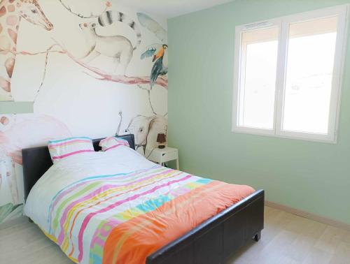 - une chambre avec un lit orné d'une fresque murale représentant des girafes dans l'établissement A la campagne - détente -piscine, à Laboutarié