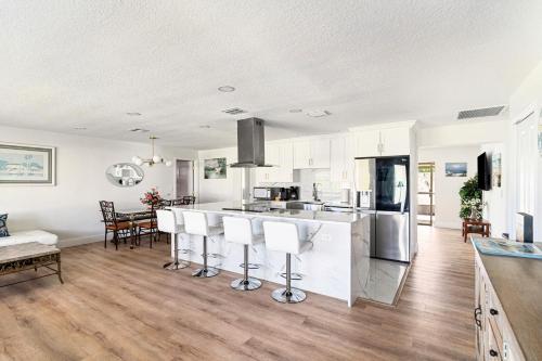 Dapur atau dapur kecil di Largo Pool Retreat 1 Mile to Beach