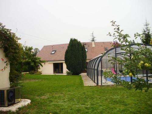 une serre dans la cour d'une maison dans l'établissement Chez Thierry et Vero, à Moncé-en-Belin