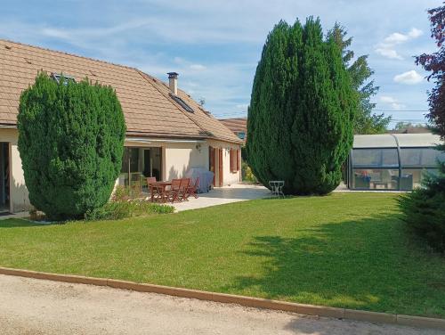 une maison avec deux arbres et une pelouse dans l'établissement Chez Thierry et Vero, à Moncé-en-Belin