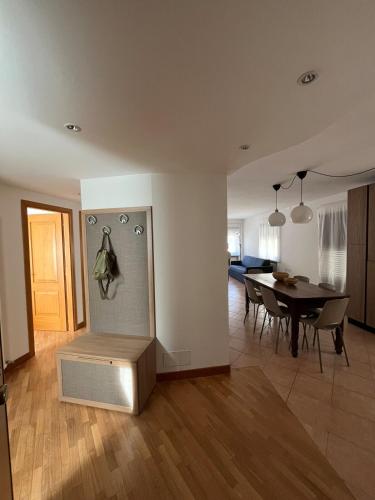 soggiorno e sala da pranzo con tavolo di Appartamento Sirio ad Asiago