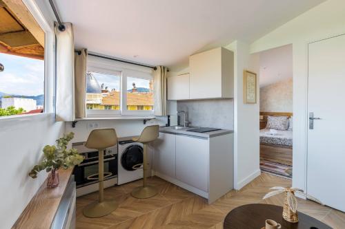 une cuisine avec des armoires blanches et une fenêtre dans l'établissement 12, Boulevard Jean Jaures - Studio, à Nice