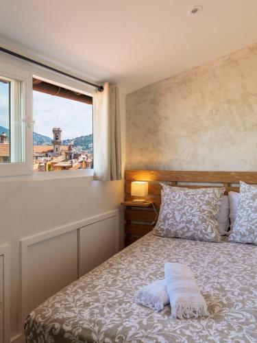 une chambre avec un lit avec une fenêtre dans l'établissement 12, Boulevard Jean Jaures - Studio, à Nice