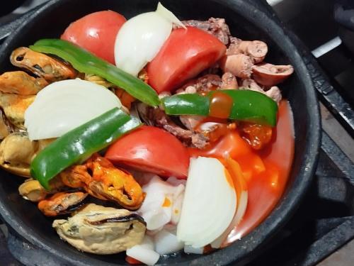 un bol de nourriture avec tomates et autres légumes dans l'établissement Suite - mata atlântica e praia, à Angra dos Reis