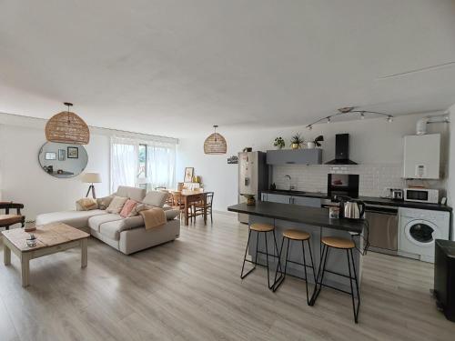 un salon et une cuisine avec un canapé et une table dans l'établissement les Clés du lys, à Périgueux