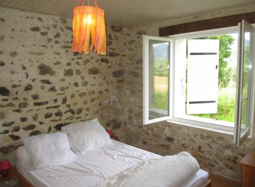 une chambre avec un lit et une fenêtre dans l'établissement Le domaine de Nicole, à Dieulefit