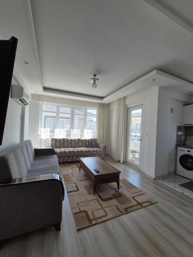 Χώρος καθιστικού στο Comfortable and Cozy Stay at Çimen Home