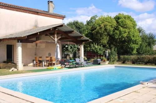 - une piscine en face d'une maison avec un pavillon dans l'établissement A la campagne - détente -piscine, à Laboutarié