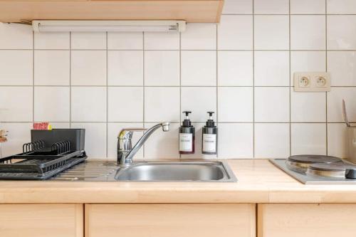 Una cocina o cocineta en Cosy studio in the heart of Brussels - Grand place