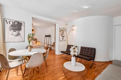 un salon avec une table et des chaises dans l'établissement Amazing Apt 3BDR near The Eiffel Tower, à Paris