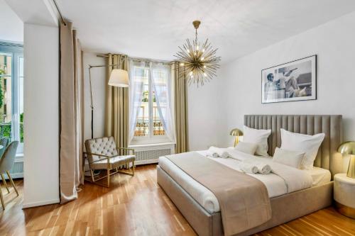 une chambre avec un grand lit et une chaise dans l'établissement Amazing Apt 3BDR near The Eiffel Tower, à Paris