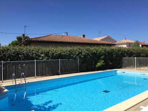 une piscine en face d'une clôture dans l'établissement Appartement 2 pièces à La Teste avec piscine, à La Teste-de-Buch