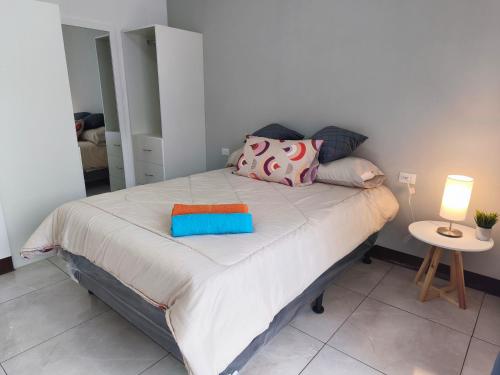 Giường trong phòng chung tại Moderno Apto #4 Casa Tía Tona zona 1