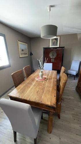 une table en bois avec des chaises et une salle à manger dans l'établissement Mon Petit Cabourg, à Cabourg