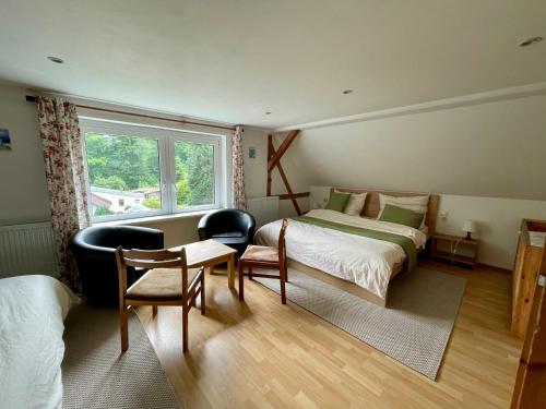 a bedroom with a bed and a table and chairs at Ferienhaus-Elisabeth Bungalow-Tom Bungalow-Peter in Reinhardtsdorf