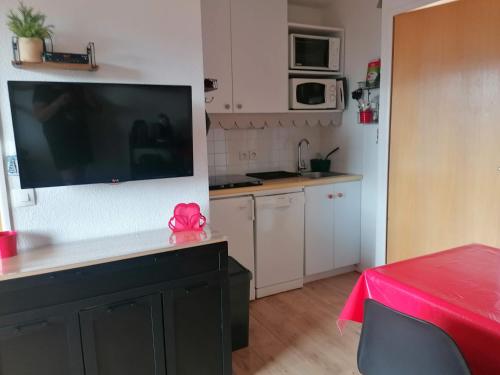 Kuchyňa alebo kuchynka v ubytovaní CŒUR D'ALTAÏR RISOUL 1850 Appartement T2 confortable skis aux pieds à 300 m centre