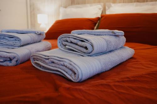 quatre serviettes sont empilées sur un lit dans l'établissement Gîte des Mottes, à Saint-Jean-de-Beugné