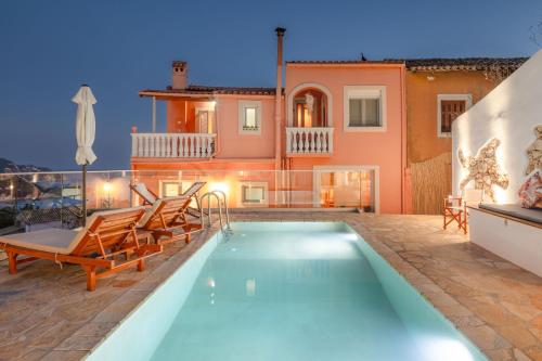 una villa con piscina y una casa en Loris Residence, en Lákones