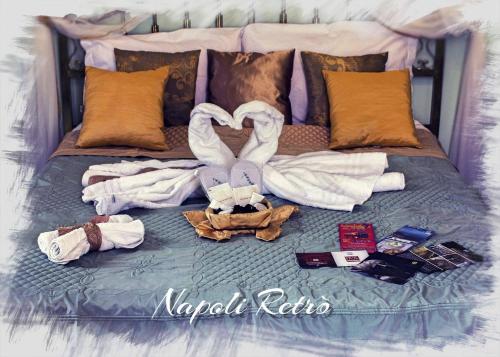 łóżko z ręcznikami i innymi rzeczami na nim w obiekcie Napoli Retro w mieście Neapol