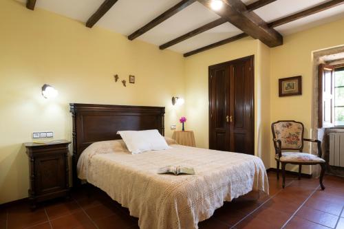 un dormitorio con una cama y una silla en CASA PAZOS-ARBO, en Arbo