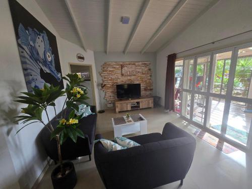 TV a/nebo společenská místnost v ubytování Bungalow B06 Seru Coral