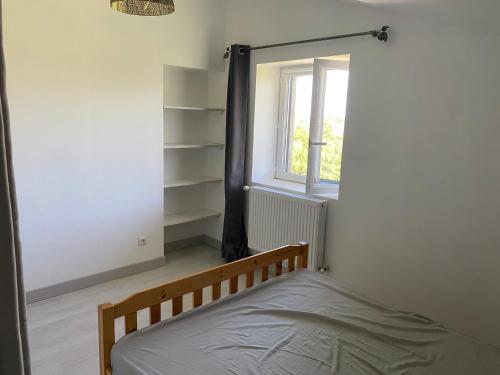 Ένα ή περισσότερα κρεβάτια σε δωμάτιο στο Joli t2 au calme